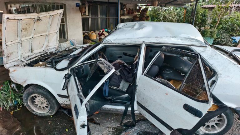 Aydın'da kontrolden çıkan otomobil sergiye çarparak takla attı: 2 kişi yaralandı