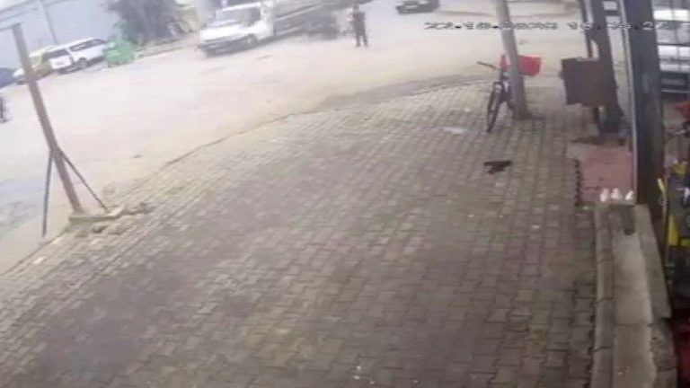 Motosiklet kamyonetin altına girdi