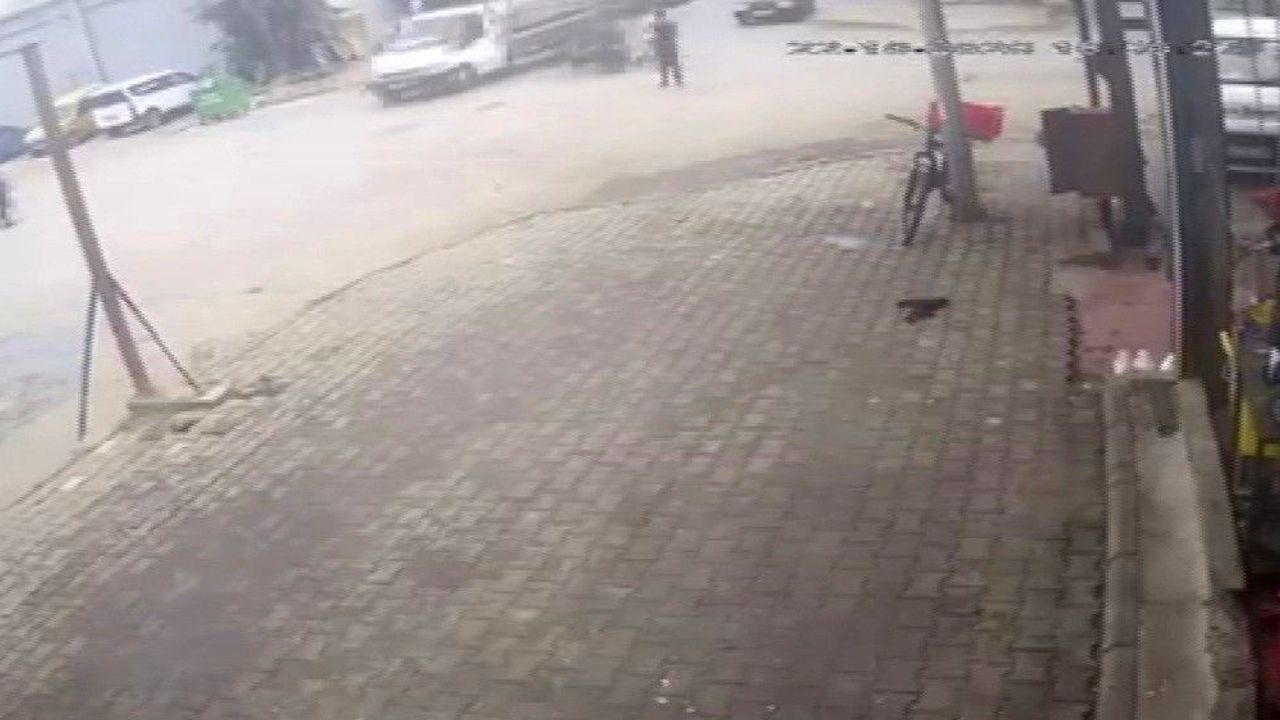 Motosiklet kamyonetin altına girdi
