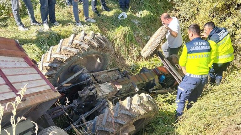 Traktör devrildi, sürücü altında kaldı