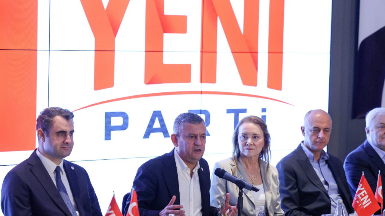 Özgür Özel, İzmir'de parti yöneticileri ve belediye başkanlarıyla buluştu