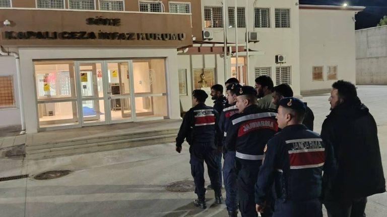 Minibüsten 20 düzensiz göçmen çıktı! 5 organizatör tutuklandı