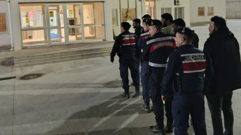 Kuşadası’nda 20 düzensiz göçmen tespit edildi, 5 şüpheli tutuklandı