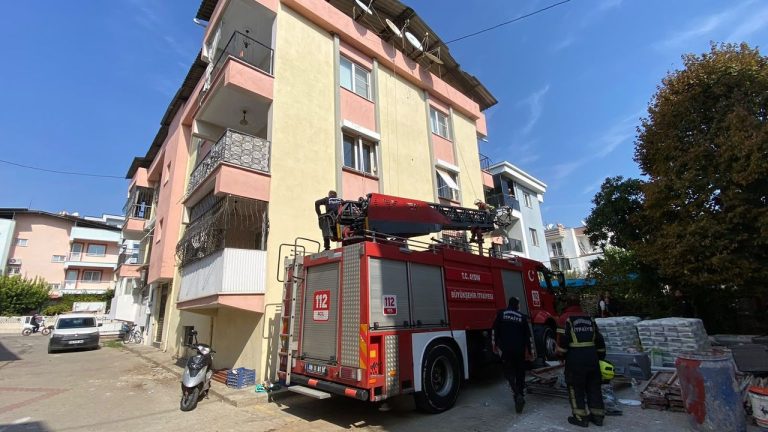 Nazilli'de bir kıvılcımla çıkan yangın ekipleri seferber etti! Alevlerin yükseldiği ev mahallede panik yarattı