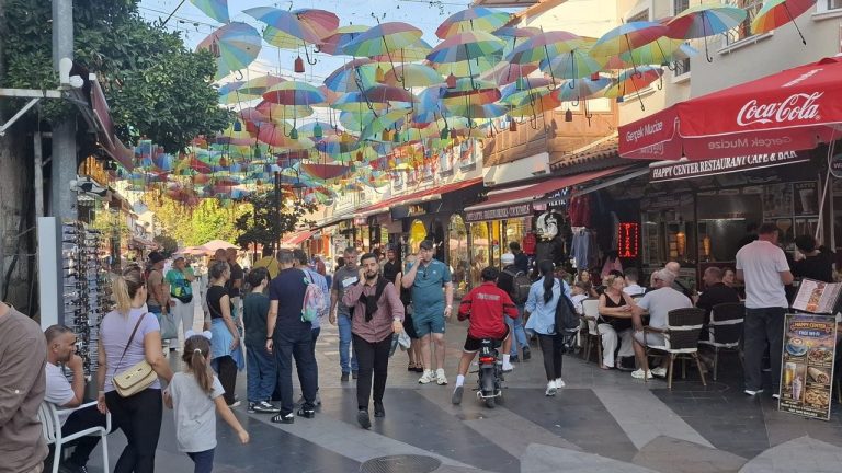 Kuşadası'nda sıcak hava sokaklara davetiye çıkardı