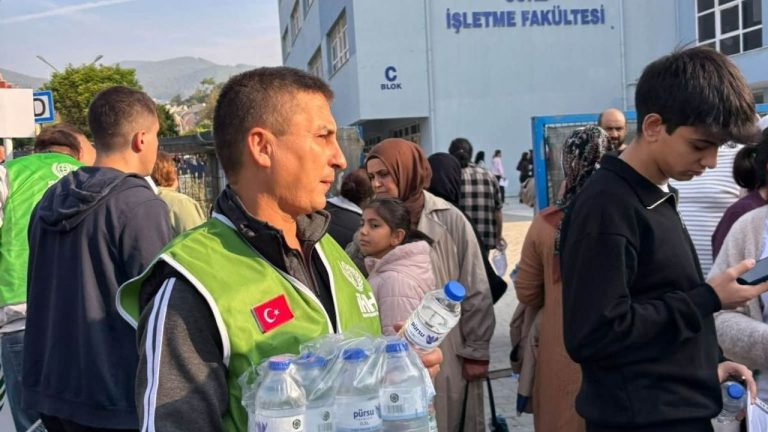 Söke İHH'dan KPPS'ye giren öğrencilere destek! Başkan Gündüz de bizzat ikramda bulundu