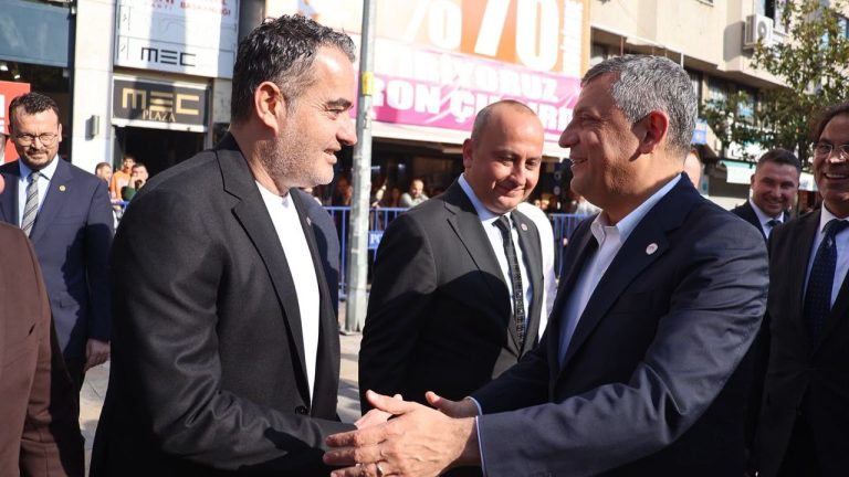 Özgür Başkan Özgür'ü yanında ayırmıyor