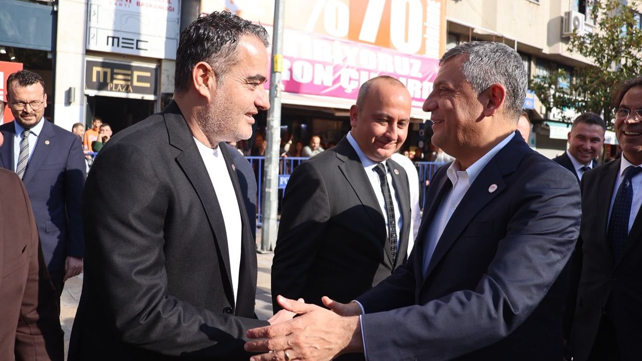 Özgür Başkan Özgür'ü yanında ayırmıyor