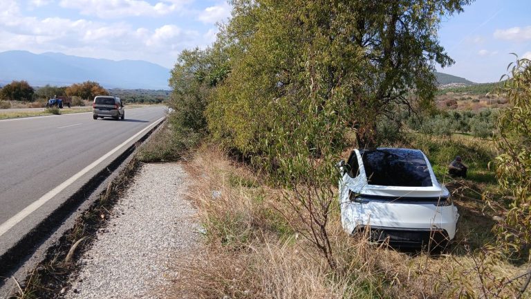 Karacasu’da traktör ile Tesla çarpıştı!