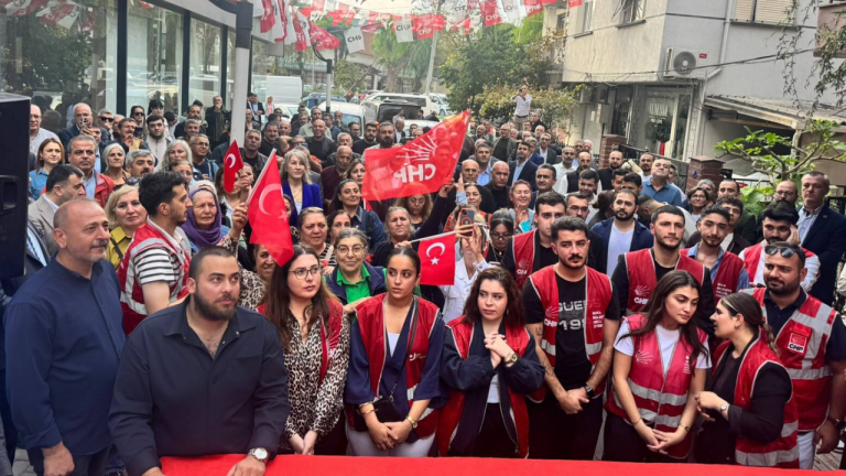 İzmir'de YENİ Parti'den istifa eden yaklaşık 200 kişi CHP'ye katıldı