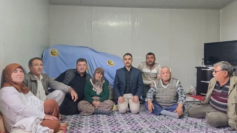 Koçarlı'da anlamlı ziyaret! Şehit ailesinin sofrasına konuk oldular