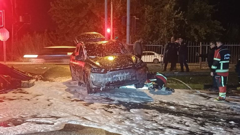 Aydın'da tırla çarpışan elektrikli otomobil 3 saatte söndürüldü