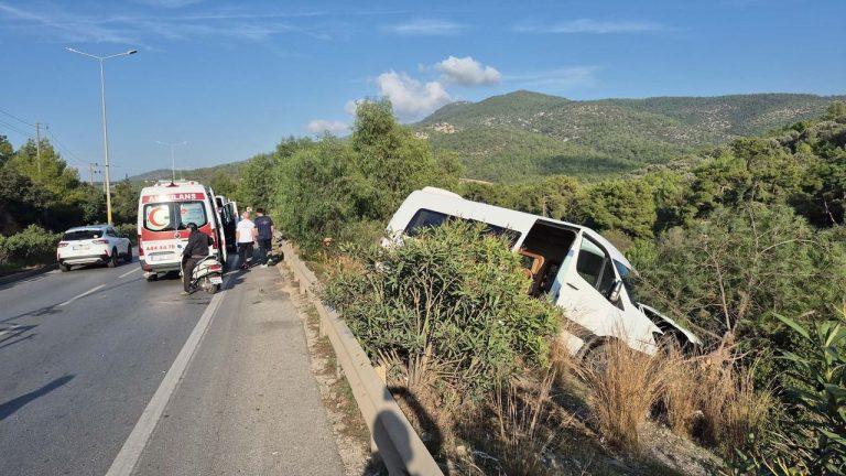 Minibüs kaza yaptı