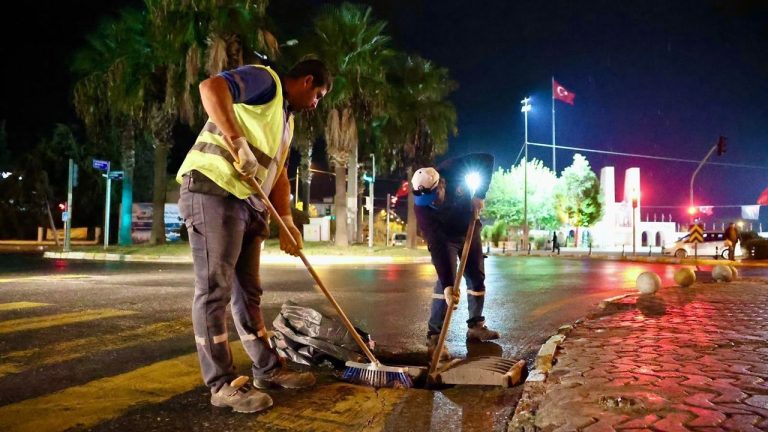 Didim Belediyesinden yağış öncesi mazgal ve rögar temizliği