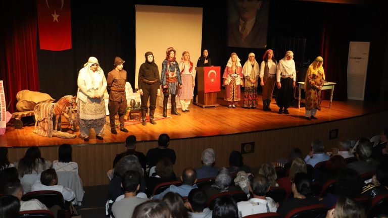 Nazilli’de ’Abide-i Aşk’ tiyatro oyunu sahnelendi