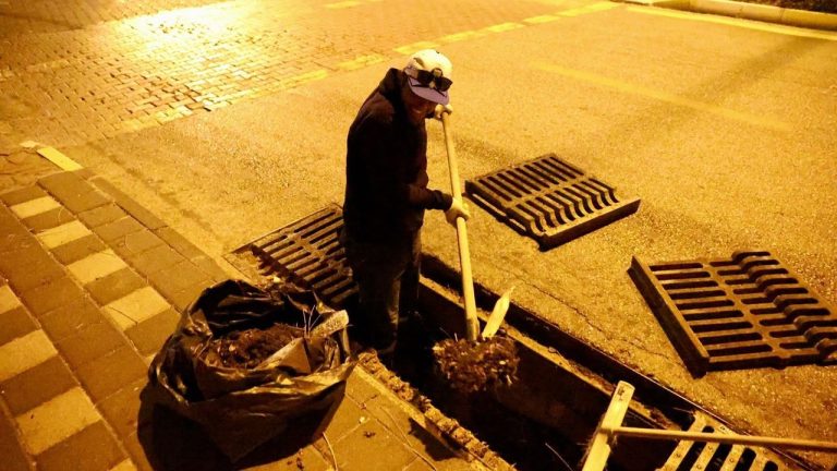 Didim’de yoğun yağış öncesi ızgara ve rögar temizliği
