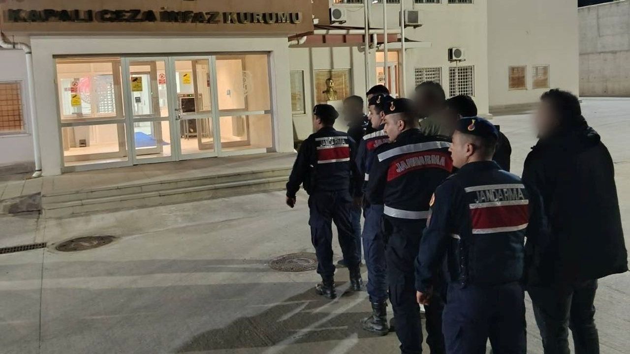 Kuşadası’nda durdurulan araçtan 20 kişi çıktı, 5 kişi tutuklandı