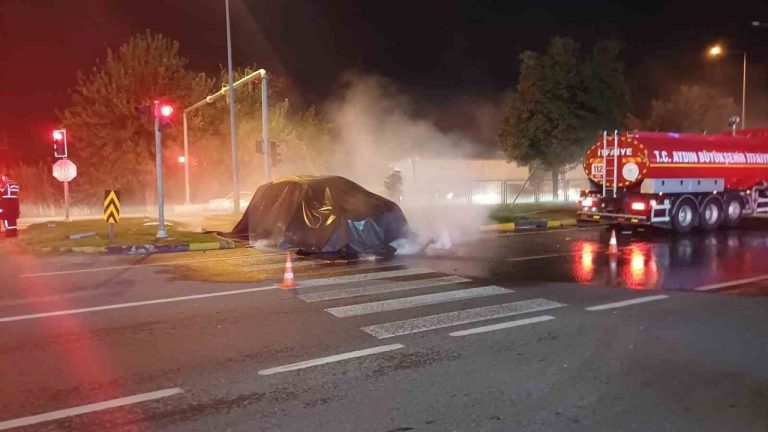 Tırla çarpışan Tesla alev aldı! Aydın itfaiyesinden 3 saatlik müdahale