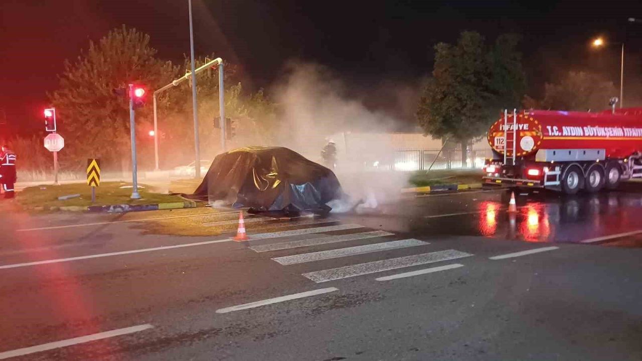 Tırla çarpışan Tesla alev aldı! Aydın itfaiyesinden 3 saatlik müdahale