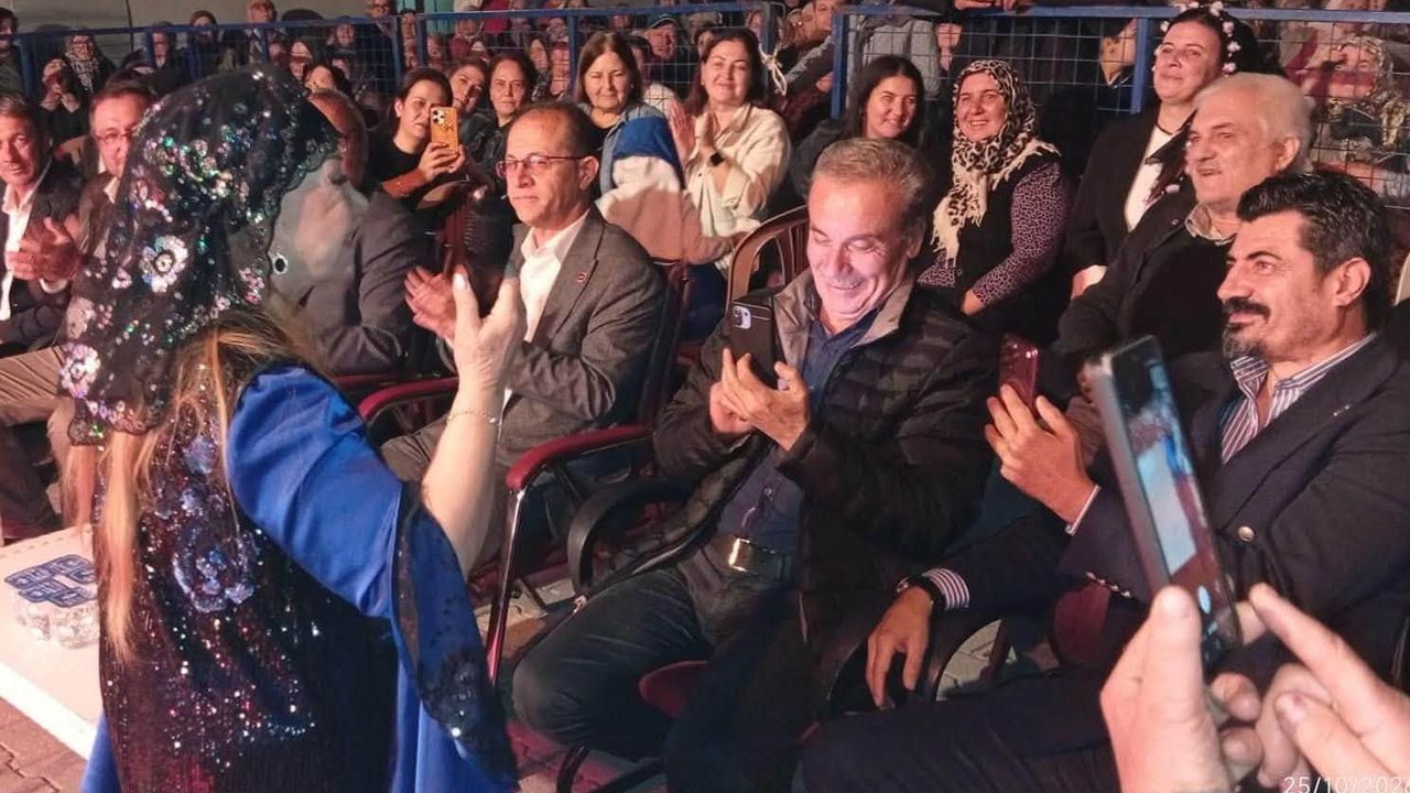 Aydın’da Bedia Akartürk sahne aldı