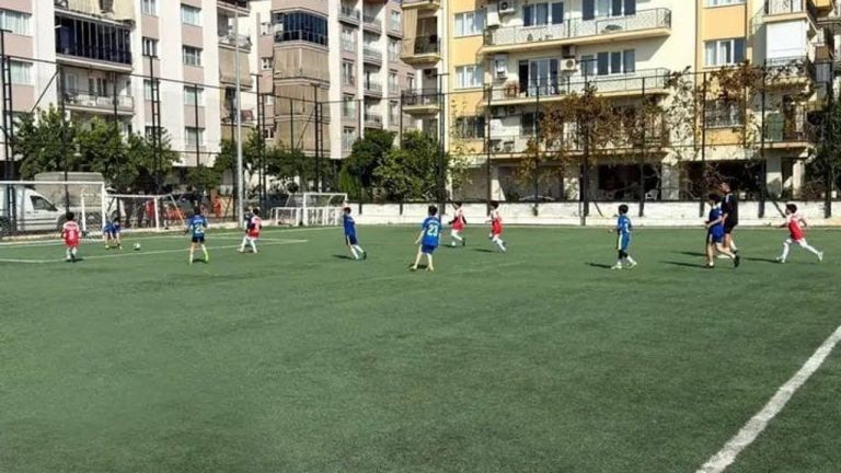 Efeler’de minik sporcular kıyasıya mücadele etti