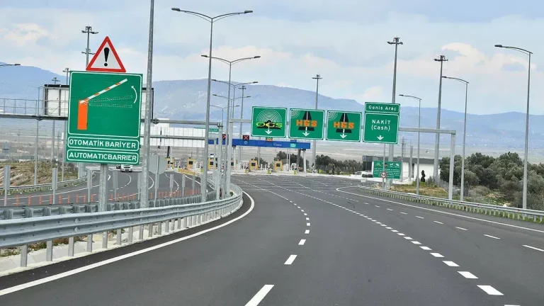 AYDIN-İZMİR OTOYOLUNDA SÜRÜCÜLERE KRİTİK UYARI: İKİ ŞERİT TRAFİĞE KAPATILDI!