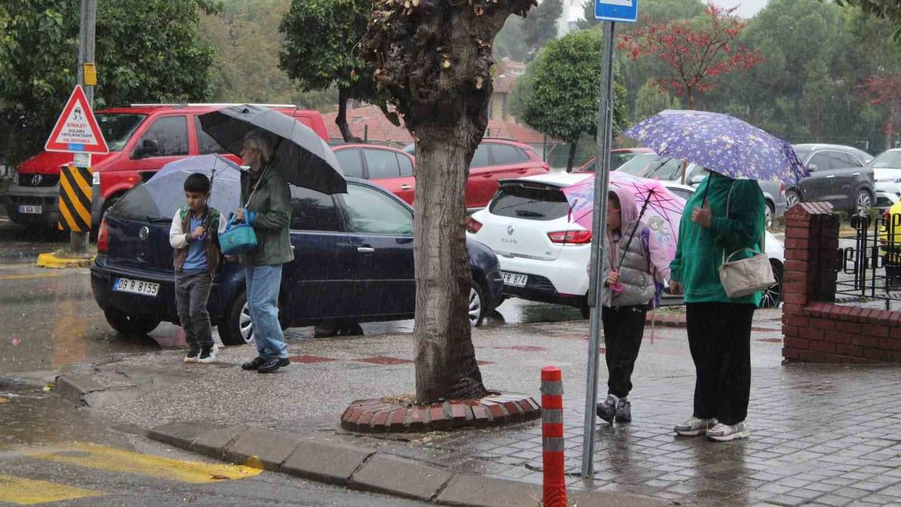 Aydın’da sağanak yağış başladı
