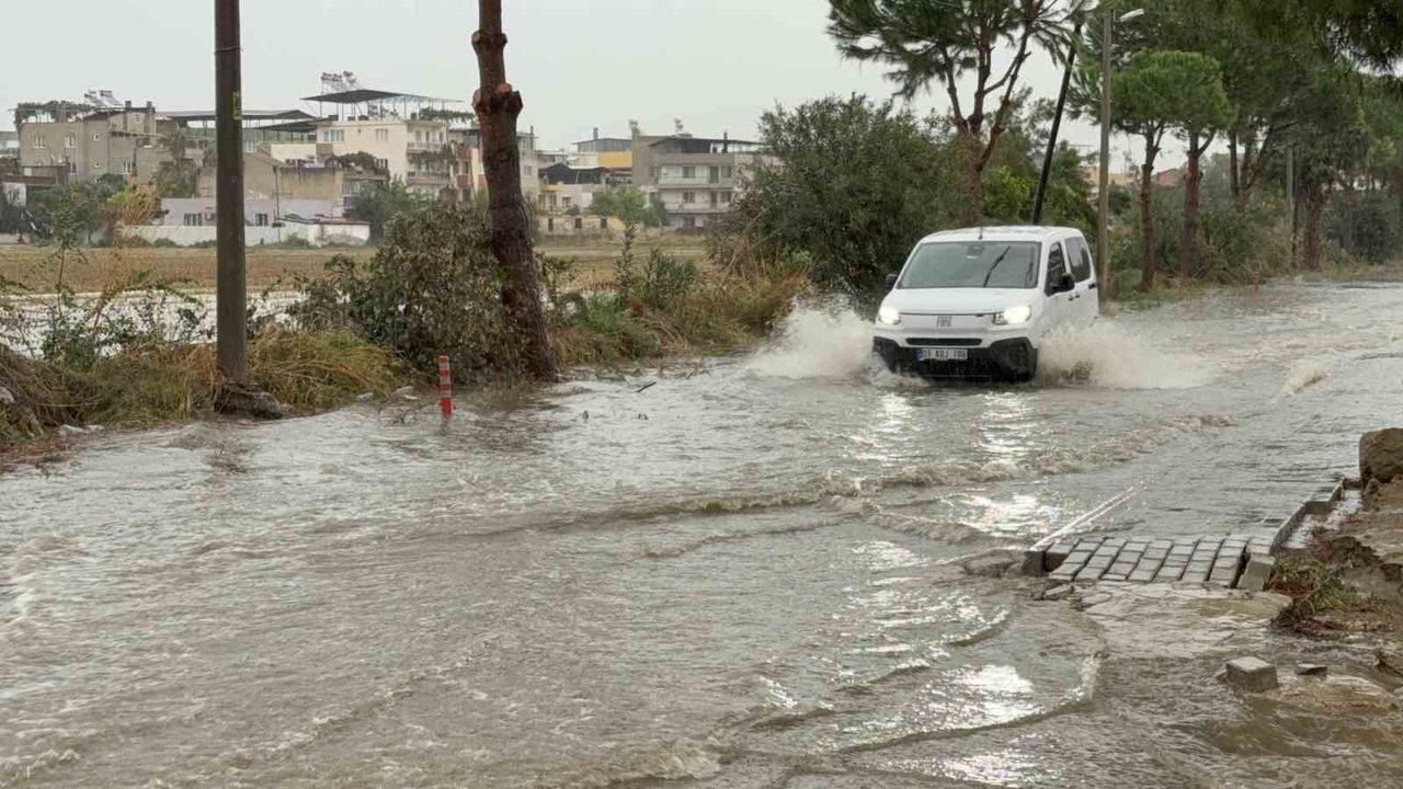 İncirliova'da sağanak hayatı felç etti