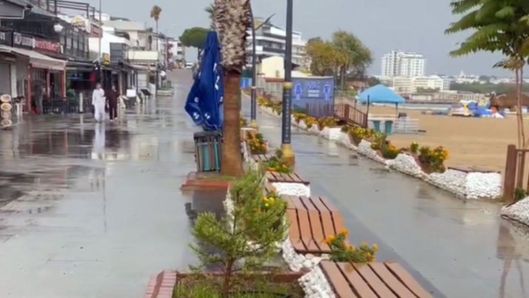 Yağmur sonrası Altınkum plajı sessizliğe büründü