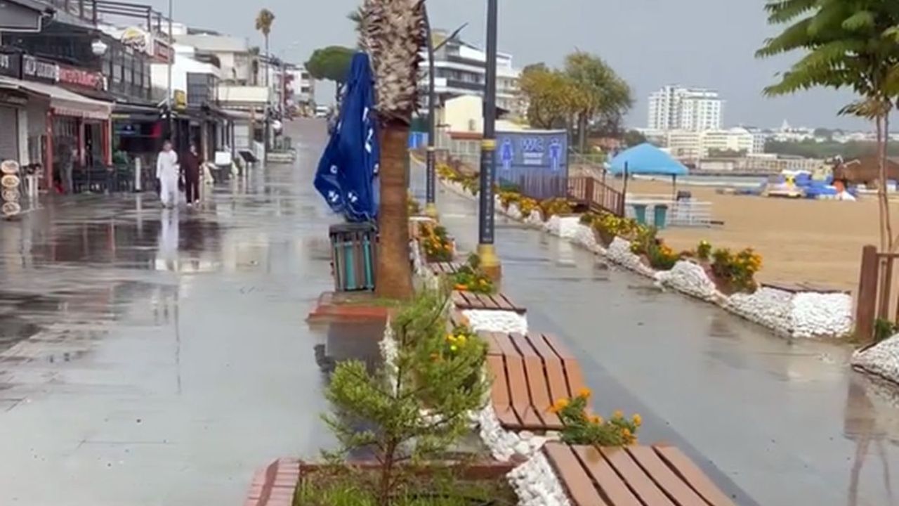 Yağmur sonrası Altınkum plajı sessizliğe büründü