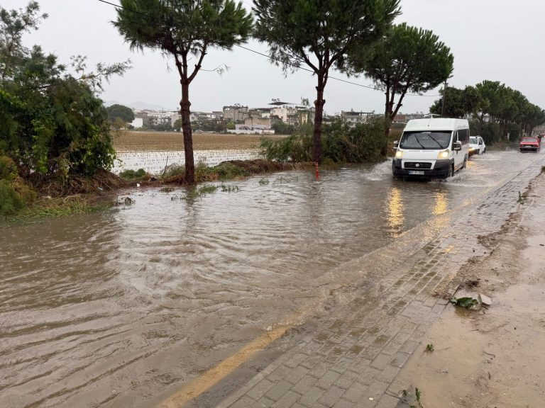 İncirliova'daki yollar sağanak yağışla sular altında kaldı! Bazı ev ve iş yerlerini su bastı