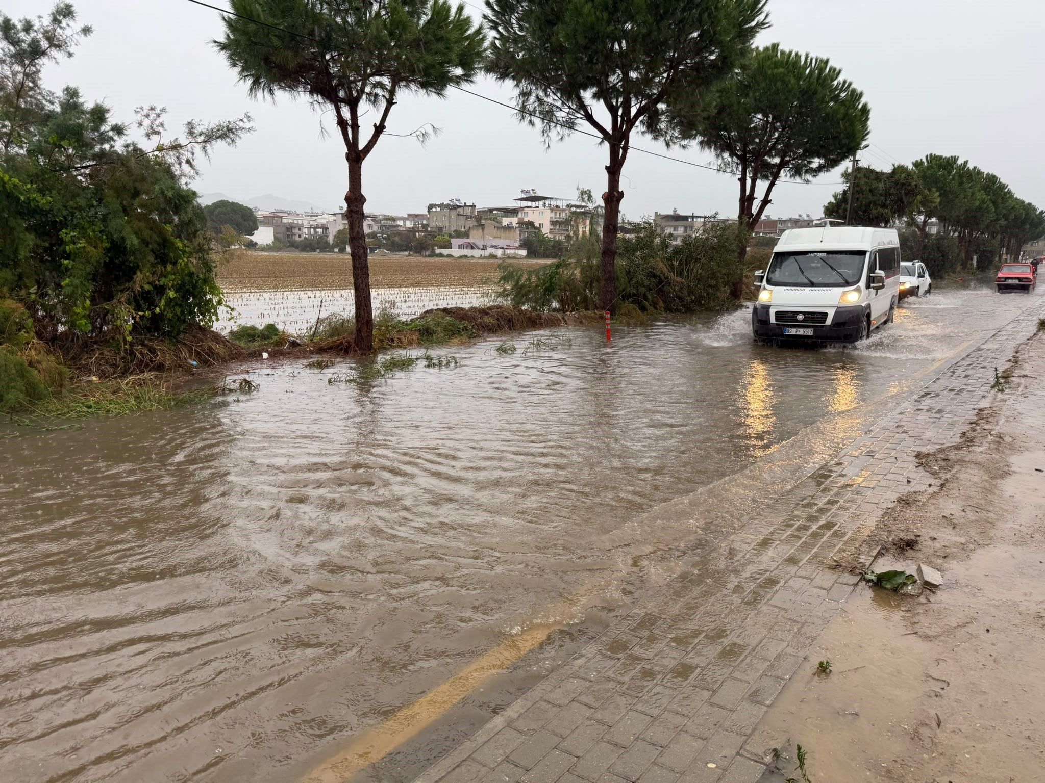 İncirliova'daki yollar sağanak yağışla sular altında kaldı! Bazı ev ve iş yerlerini su bastı