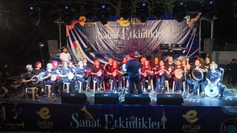 Yetişkin’den Efeler’de Cumhuriyet Bayramı şöleni