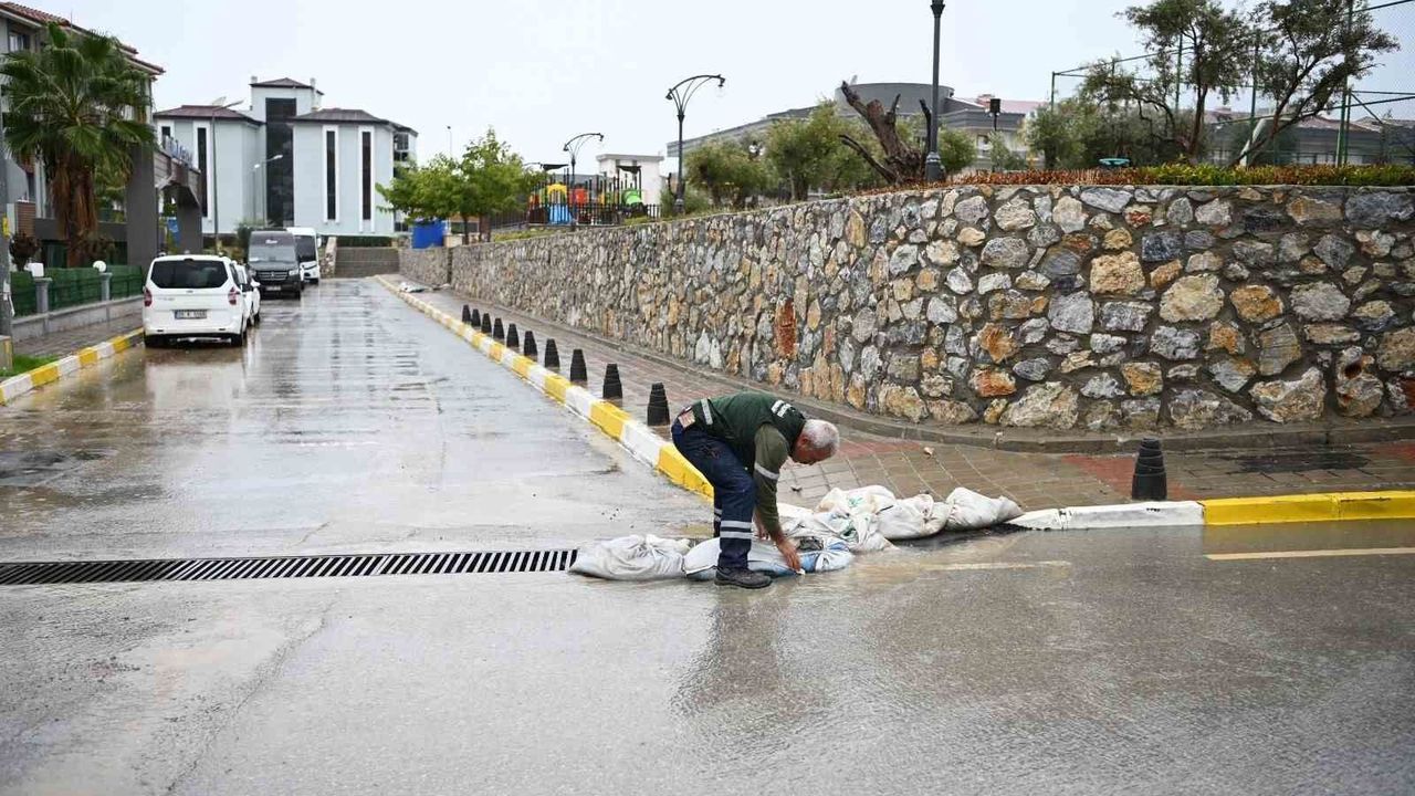 Kuşadası’nda mazgallar taşkınlara karşı temizlendi