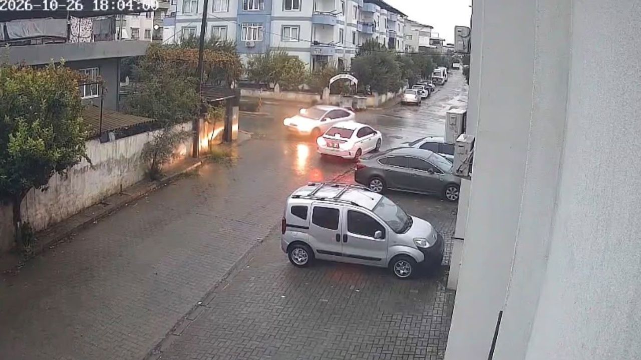 Nazilli’de korkutan kaza :Motosiklet otomobile ok gibi girdi