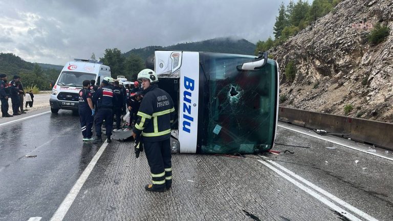 Isparta-Antalya Dereboğazı yolunda otobüs devrildi: 1 ölü, 8 yaralı