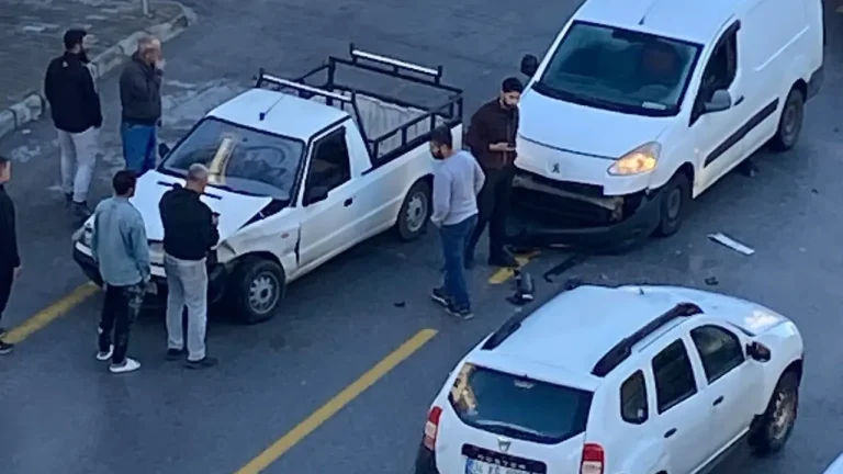 Didim'de araçlar birbirine girdi