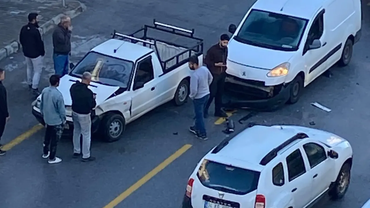 Didim'de araçlar birbirine girdi