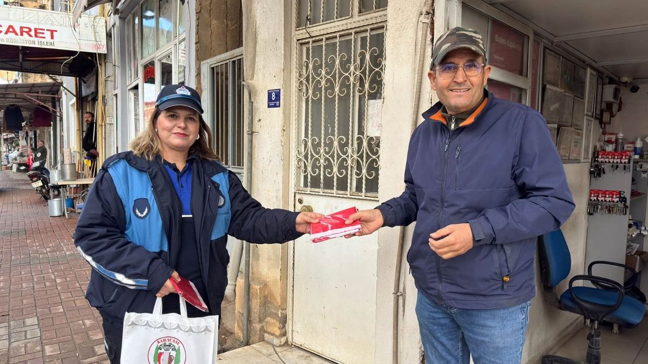 Karacasu kırmızı beyaza bürünüyor: Esnafa Türk bayrağı dağıtıldı