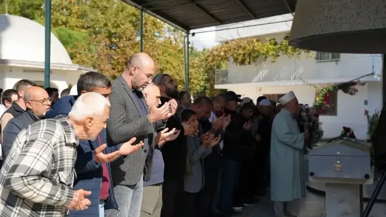 Germencik'in sevilen esnafı gözyaşlarıyla uğurlandı