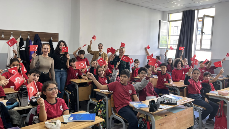 29 Ekim öncesi Kuşadası KAÇEP'ten öğrencilere Türk bayrağı