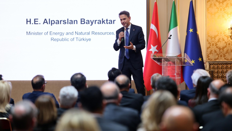 Bakan Bayraktar: "Türkiye 2053 yılında karbon nötr bir ekonomi olacak"