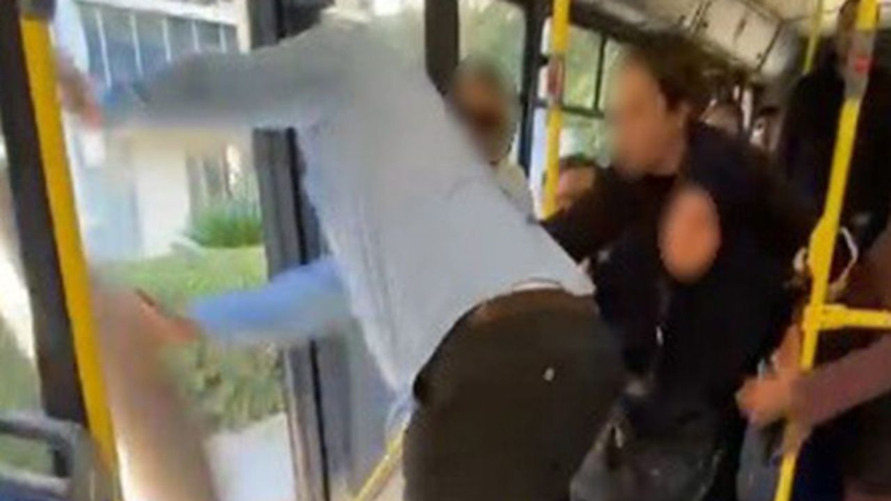 Belediye otobüsünde 'halı' kavgası