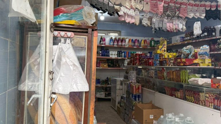 Aydın’da bakkal camına asılan notlar dikkat çekti