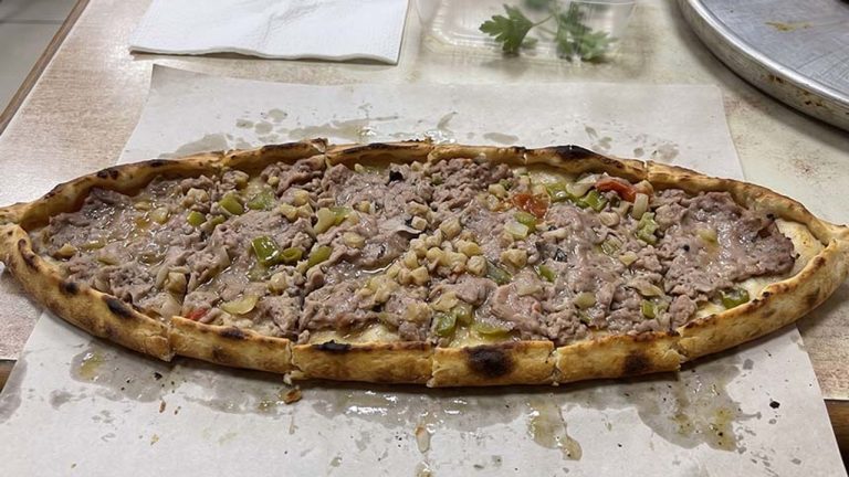 Pidede büyük skandal.. İçinden çıkan et mide bulandırdı