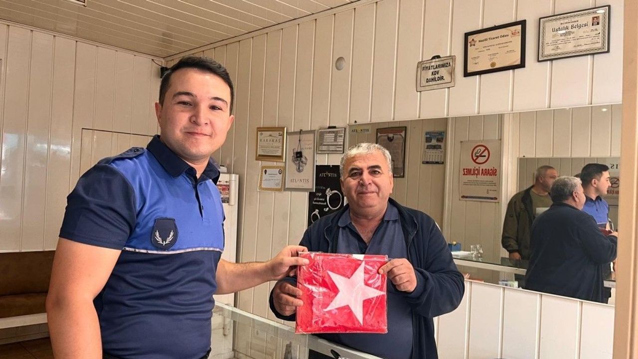 Bozdoğan Belediyesi’nden ev ve iş yerlerine Türk Bayrağı
