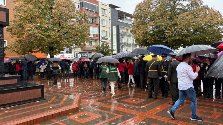 Cumhuriyet aşkı, sağanak dinlemedi: Nazilli'de coşkulu tören