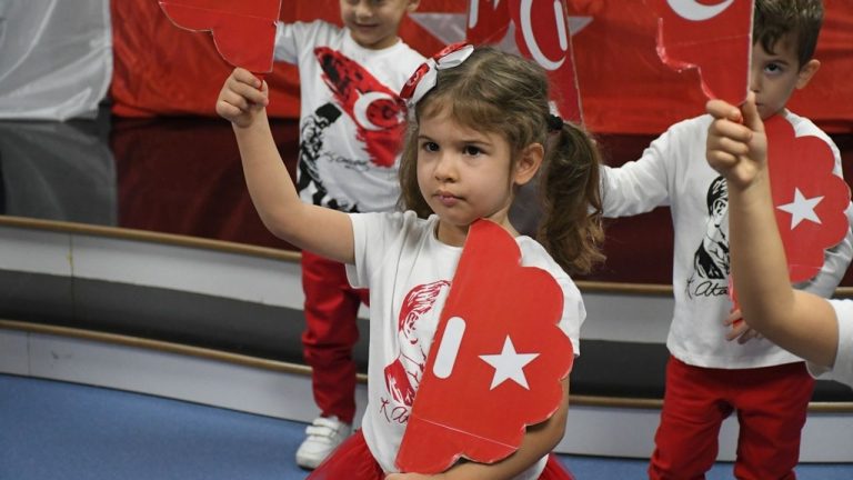 Kuşadası'nda minik kalpler 'Cumhuriyet' için attı