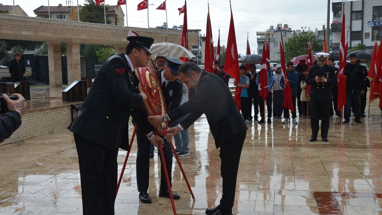 Didim’de 29 Ekim çelenk koyma törenine yağmur engel olamadı