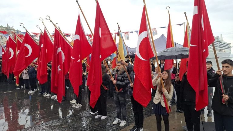 'Cumhuriyet' coşkusu Kuşadası'nda başladı